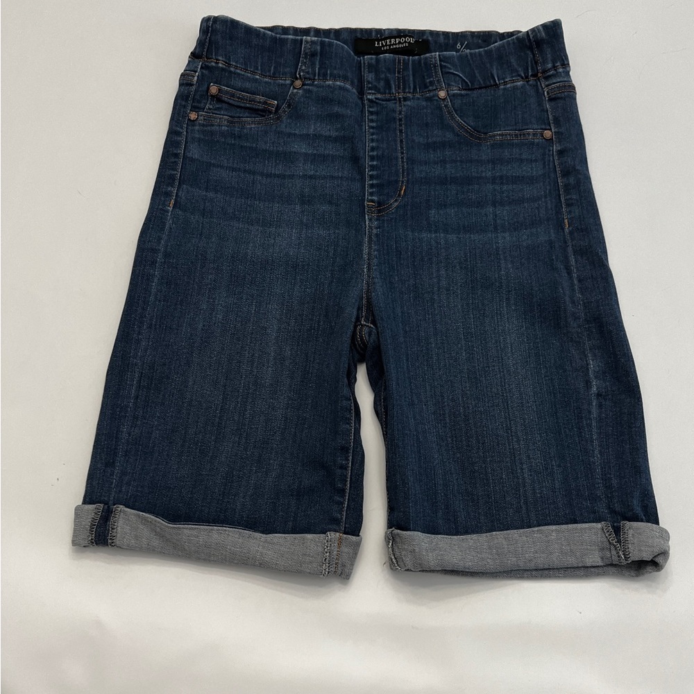 Liverpool “the Bermuda” pull on jean shorts size 6 great stretch 8” inseam